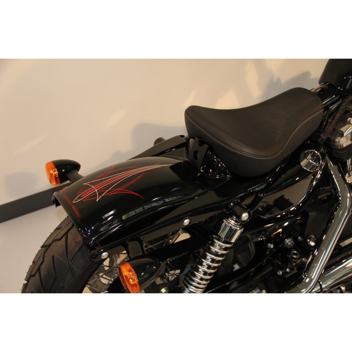 Bakskärm Bobber Svart Gloss CULT WERK – bild 4