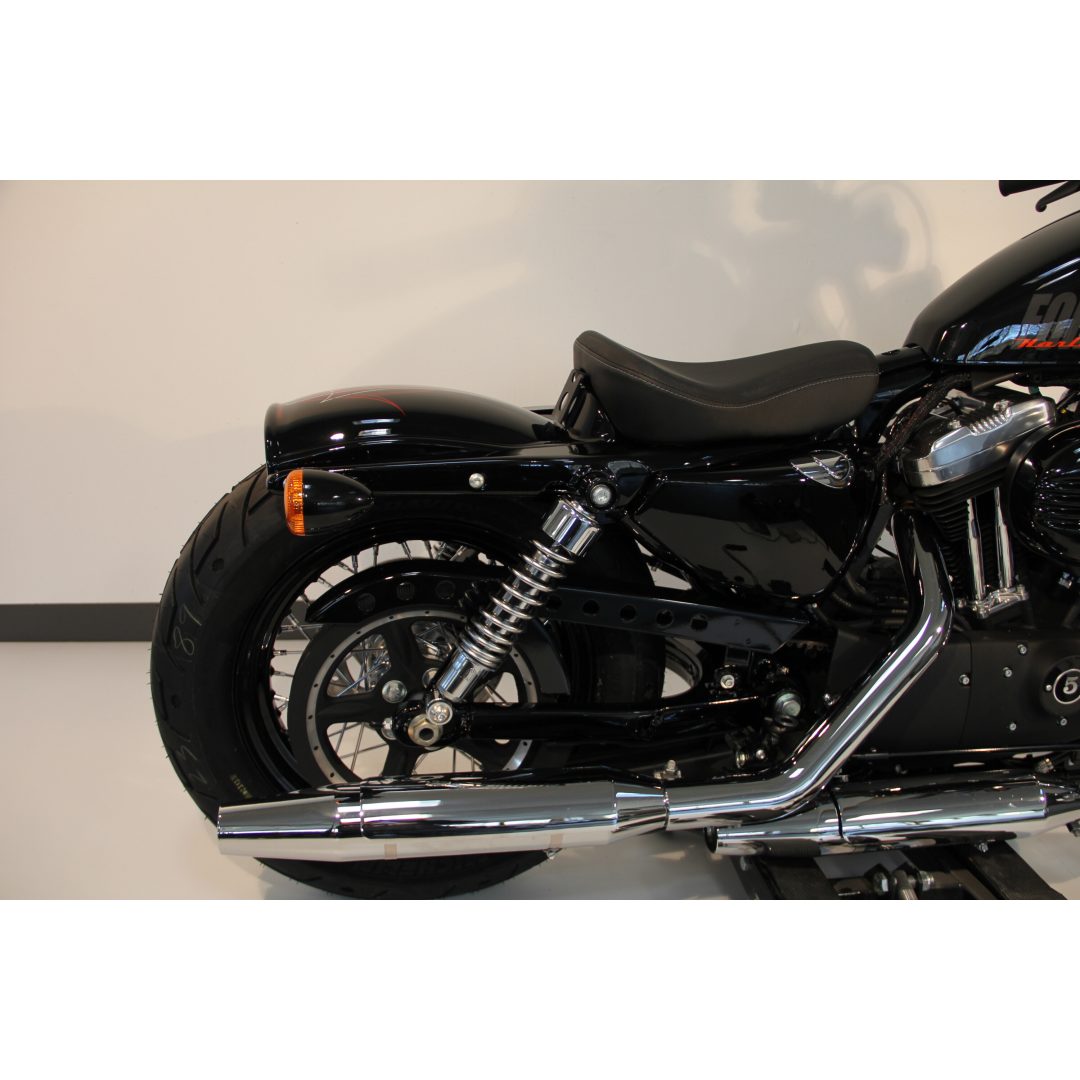 Bakskärm Bobber Svart Gloss CULT WERK – bild 3