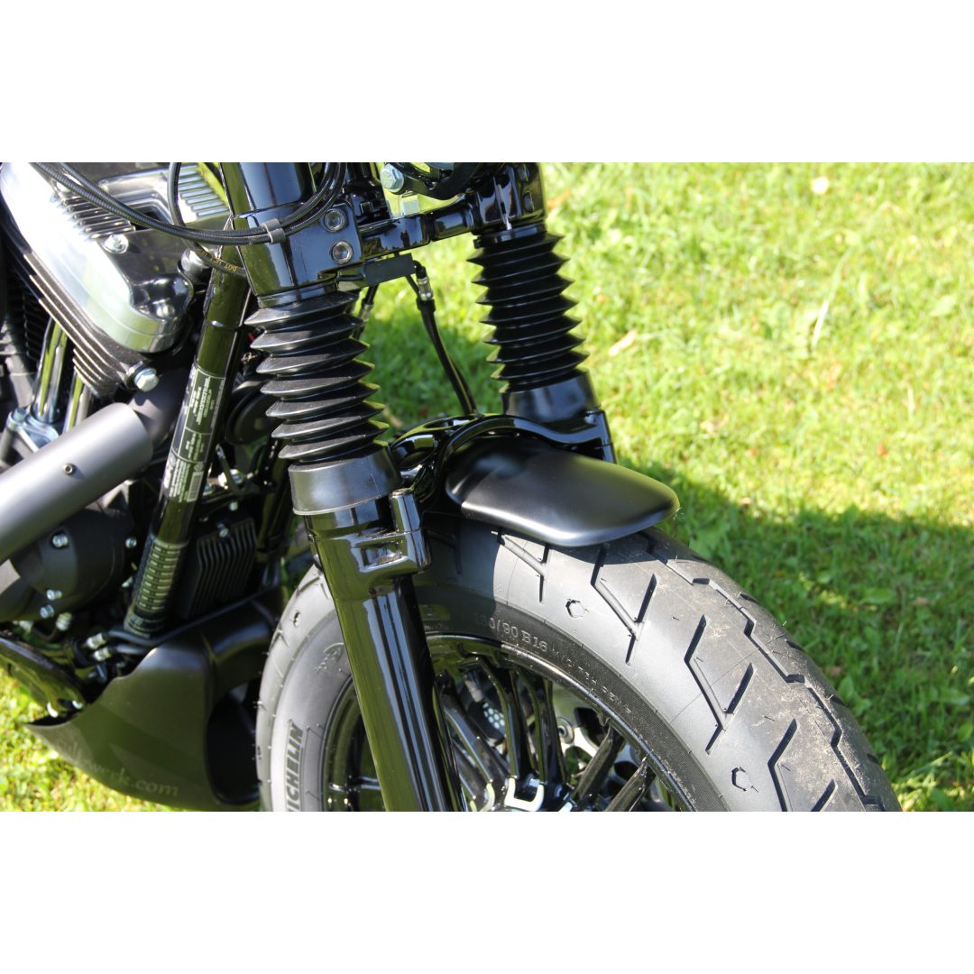 Framskärm Bobber Blanksvart CULT WERK – bild 3