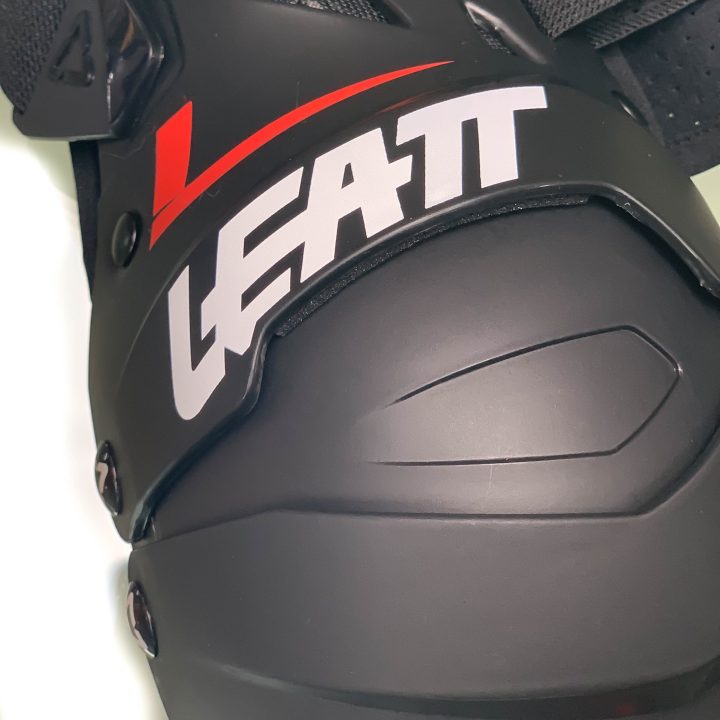 Knäskydd Dual Axis Svart/Röd Leatt XXL – bild 3