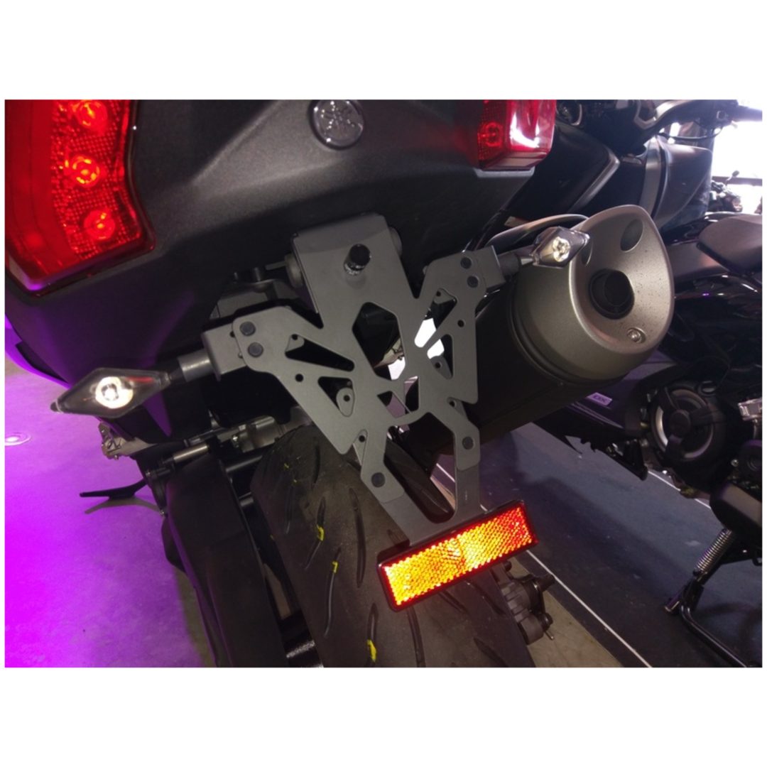 Nummerskylthållare Svart V PARTS Svart
