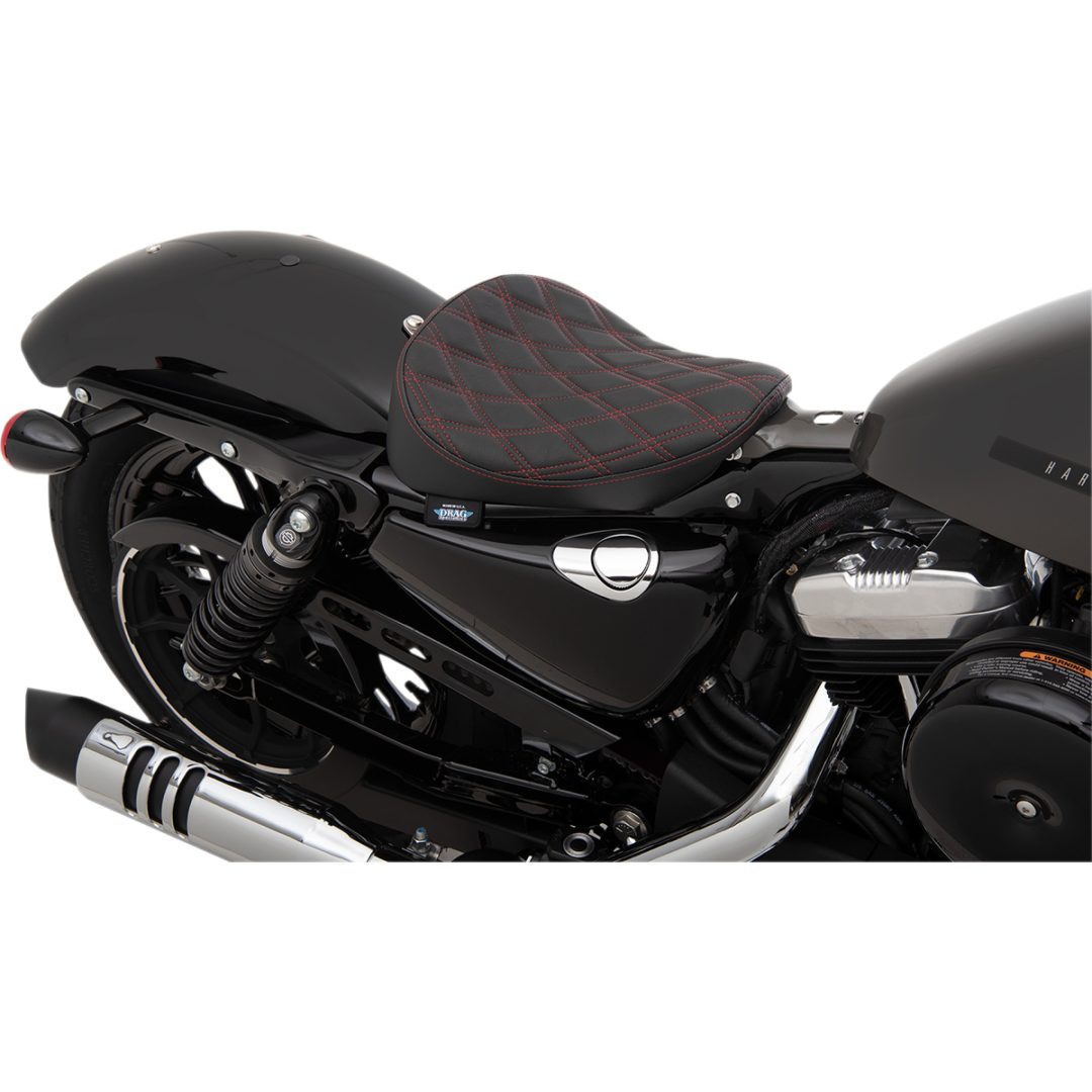 Sadel Bobber Solo Svart/röd DRAG SPECIALTIES Sadel